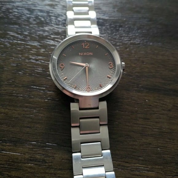 [SOLD] Elegant Silver Gold 40mm Nixon Chameleon Watch 'COLD BLOODED' New Battery - Picture 7 of 7